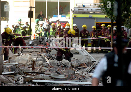 Die Szene in der Dean Farrar Street, London, nachdem ein Teil eines Gebäudes bei Renovierungsarbeiten zusammengebrochen war. Stockfoto