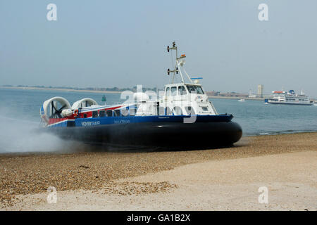 Eines der beiden Hovertravel Luftkissenfahrzeuge überquert den Solent zwischen Southsea in Portsmouth und Ryde auf der Isle of Wight. Die zehnminütige Fahrt ist die schnellste Route über das Wasser für Pendler und Urlauber Stockfoto