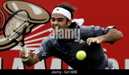 Tennis - Artois Championships - Tag 4 - The Queen's Club. Chiles Fernando Gonzalez spielt während der Artois Championships im Queen's Club, London, gegen den US-amerikanischen Robby Ginepri. Stockfoto