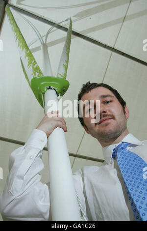 Ben Storan, Student im Bereich Industrial Design Engineering am Royal College of Art, mit seiner erschwinglichen, persönlichen Windenergieanlage, die der erste Gewinner der BSI Sustainable Design Awards 2007 war, die heute am Royal College of Art, London, verliehen wurden. Stockfoto