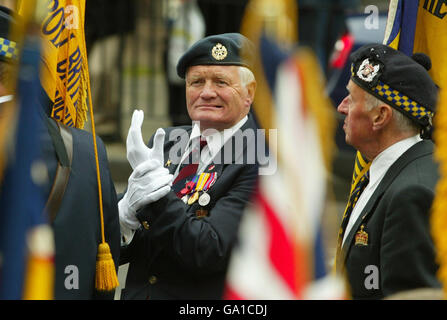 Veteranen versammeln sich zur Falkland-Parade auf der Royal Mile in Edinburgh, um den 25. Jahrestag der Befreiung der Falkland-Inseln zu begehen. Stockfoto