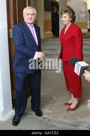 Taoiseach Berie Ahern trifft Präsidentin Mary McAleese in ihrem Wohnsitz in Aras an Uachtarain (Büro des Präsidenten) in Dublin. Stockfoto