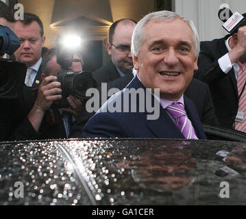 Taoiseach Berie Ahern, nachdem er von Präsident Mary McAleese in ihrem Wohnsitz in Aras an Uachtarain (Büro des Präsidenten) in Dublin sein Amtssiegel erhalten hatte. Stockfoto