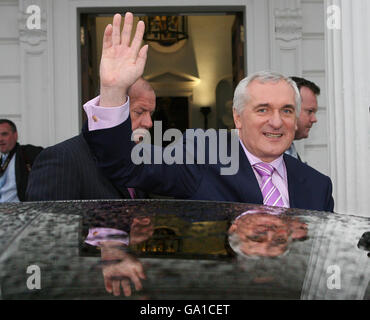 Taoiseach Bertie Ahern winkt, nachdem er von Präsident Mary McAleese in ihrer Residenz in Aras an Uachtarain (Büro des Präsidenten) in Dublin sein Amtssiegel erhalten hatte. Stockfoto