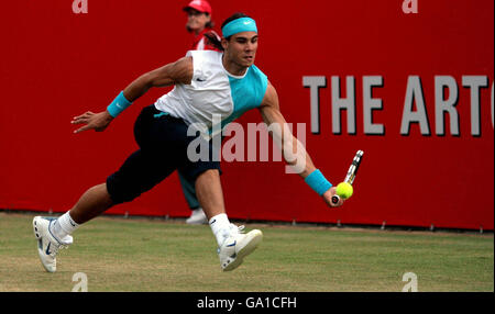 Tennis - Artois Championships - Tag 4 - The Queen's Club. Der Spanier Rafael Nadal im Kampf gegen den weißrussischen Max Mirnyi während der Artois-Meisterschaften im Queen's Club, London. Stockfoto