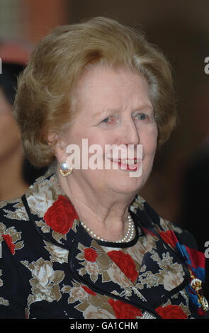 Die ehemalige Premierministerin Baroness Thatcher am Royal Naval College in Greenwich, London, feierte bei einem Heroes Dinner die Leistungen der Mitglieder der für die Aktion im Falklandkrieg dekorierten Dienste. Stockfoto