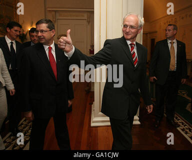 Irlands neuer Umweltminister John Gormley von der Grünen-Partei macht sich auf den Weg in die erste Kabinettssitzung des 30. Dail in Aras an Uachtarain in Dublin. Stockfoto