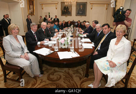 Irlands New Taoiseach Berie Ahern (fünfter von rechts) führt den Vorsitz über die erste Kabinettssitzung des 30. Dail in Aras an Uachtarain in Dublin. Stockfoto