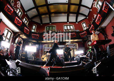 Vodafone TBA präsentiert Maximo Park - Oxford. Maximo Park tritt in der Oxford Union Debating Hall in Oxford auf, als Teil ihres Vodafone TBA Gig. Stockfoto