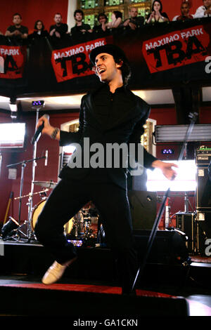 Maximo Park tritt in der Oxford Union Debating Hall in Oxford auf, als Teil ihres Vodafone TBA Gig. Stockfoto