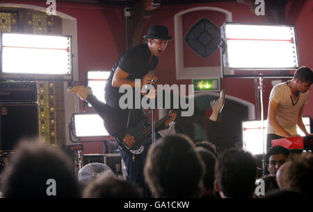 Maximo Park tritt in der Oxford Union Debating Hall in Oxford auf, als Teil ihres Vodafone TBA Gig. Stockfoto