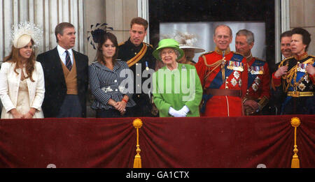 Die britische Königin Elizabeth II. Auf dem Balkon des Buckingham Palace mit anderen Mitgliedern der königlichen Familie für die Trooping the Colour Ceremony. (L-R) Prinzessin Beatrice, der Herzog von York, Prinzessin Eugenie, Prinz William, die Königin, Camilla Herzogin von Cornwall der Herzog von Edinburgh, der Prinz von Wales, Viscount Linley, die Prinzessin Royal. Stockfoto