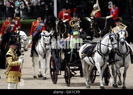 Die britische Königin Elizabeth II. Geht in einem offenen Kutschenwagen in Richtung Horse Guards im Zentrum Londons, während sie an der jährlichen Trooping the Colour Ceremony teilnimmt. Stockfoto