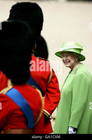 Die britische Königin Elizabeth II. Bei Horse Guards im Zentrum von London, während sie an der jährlichen Trooping the Colour Ceremony teilnimmt. Stockfoto
