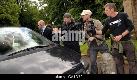 Fotografen fotografieren Gäste, die zur Hochzeit von Liverpool und dem englischen Stürmer Steven Gerrard 26 mit dem Verlobten Alex Curran 24 im Cliveden House in Bekshire eintreffen. Stockfoto