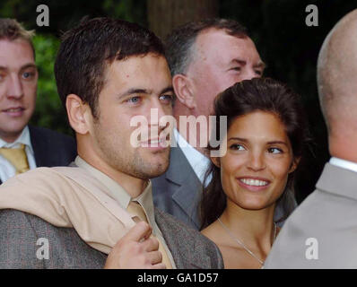 Joe Cole und Carly Zucker aus England und Chelsea bei der Hochzeit von Michael Carrick und Lisa in der St. Peter's Church, Wymondham. Stockfoto