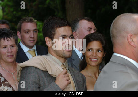 Joe Cole und Carly Zucker aus England und Chelsea bei der Hochzeit von Michael Carrick und Lisa in der St. Peter's Church, Wymondham. Stockfoto