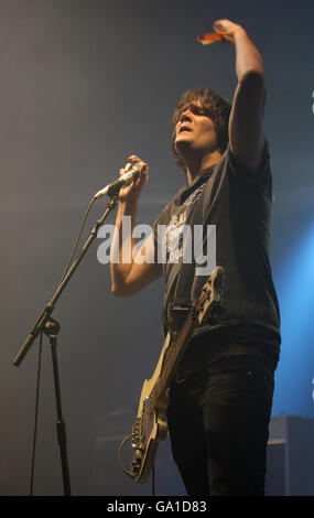 Die Klaxons treten auf der XFM-Bühne beim O2 Wireless Festival im Hyde Park im Zentrum von London auf. Stockfoto