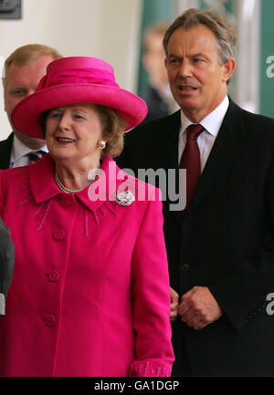 Der britische Premierminister Tony Blair und die ehemalige britische Premierministerin Margaret Thatcher kommen bei der Horseguards Parade in London zu einem Falkland-Kriegsgedenken an. Stockfoto