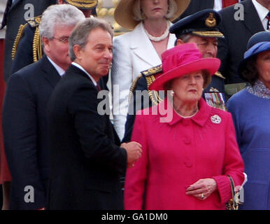 Der britische Premierminister Tony Blair, links, mit der ehemaligen Premierministerin Baroness Thatcher während des heutigen Dienstes in London, um den 25. Jahrestag des Falklandkrieges zu begehen. Stockfoto