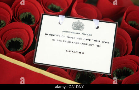 Eine Nachricht von der britischen Königin Elizabeth II. Auf dem Kranz, den der Graf von Wessex beim Kriegsgedenken der Falklands auf dem Friedhof San Carlos auf den Falklandinseln hinterlassen hat. Stockfoto