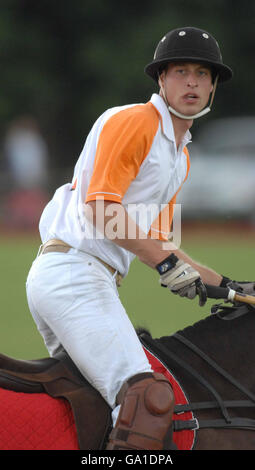 Prinz William im Zentrum des Geschehens, als er für den Apes Hill Club Barbados gegen Churchill Rente spielt und für den Calcot Manor Hotel Cup im Beaufort Polo Club, Westonburt, nahe Tetbury, Gloucestershire, lebt. DRÜCKEN SIE ZUORDNUNG. Stockfoto