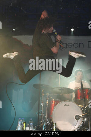 The Pigeon Detectives treten auf der XFM-Bühne beim O2 Wireless Festival im Hyde Park im Zentrum von London auf. Stockfoto