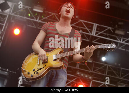 The Cribs treten auf der Hauptbühne beim O2 Wireless Festival im Hyde Park im Zentrum von London auf. Stockfoto