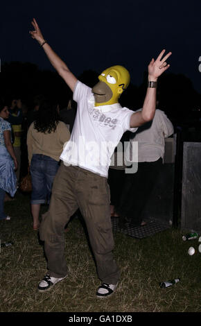 Mitglieder des Publikums beim O2 Wireless Festival im Hyde Park im Zentrum von London. Stockfoto