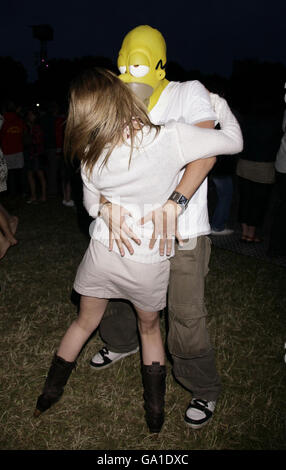 : Mitglieder des Publikums beim O2 Wireless Festival im Hyde Park im Zentrum von London. Stockfoto