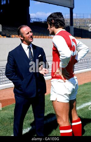 (L-R) Arsenal-Managerin Bertie Mee spricht mit seinem Kapitän Frank McLintock bei der Club-Fotozelle Stockfoto