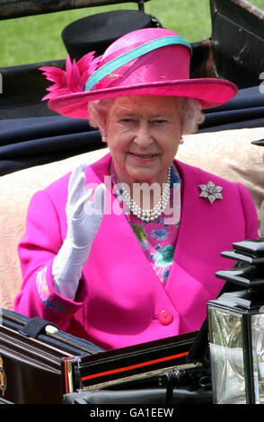 Royal Ascot. Die britische Königin Elizabeth II. Kommt am ersten Tag von Royal Ascot auf der Pferderennbahn in Berkshire an. Stockfoto