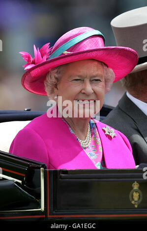 Die britische Königin Elizabeth II. Kommt am ersten Tag von Royal Ascot auf der Rennbahn Ascot in Berkshire an. Stockfoto