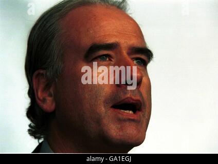 EZB-Chef Tim Lamb hält eine Pressekonferenz auf dem Lords Cricket Ground über die bevorstehende Tour nach Indien ab. Stockfoto