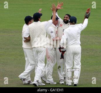 Der englische Monty Panesar (zweiter von rechts) feiert mit seinen Teamkollegen, nachdem er Shivnarine Chanderpaul von West Indies am fünften Tag des vierten npower-Tests auf dem County Ground, Chester-le-Street, Durham, für 70 Läufe gekegelt hat. Stockfoto