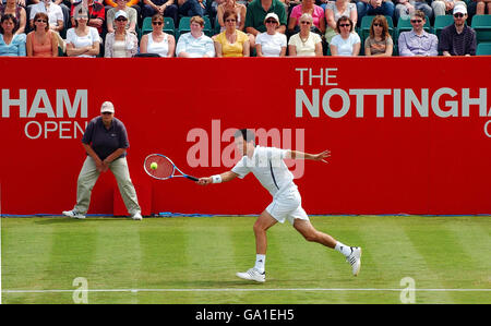 Großbritannien Tim Henman im Einsatz gegen die USA Michael Russel während der Nottingham Open im City of Nottingham Tennis Center. Stockfoto