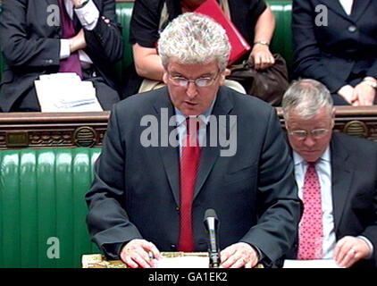 Verteidigungsminister des Browne spricht im Londoner Unterhaus, wo er sagte, dass es dem Militärpersonal nicht erlaubt sei, ihre Geschichten an die Medien zu verkaufen. Stockfoto