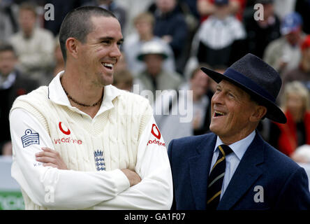 Der englische Kevin Pietersen lacht mit dem ehemaligen Spieler Geoffrey Boykott nach dem fünften Tag des vierten npower-Tests auf dem County Ground, Chester-le-Street, Durham. Stockfoto