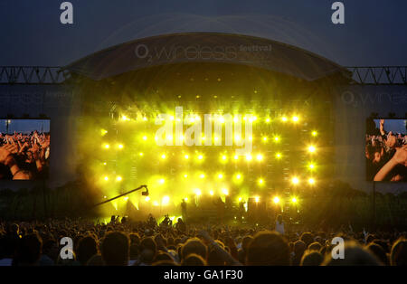 Die Kaiser Chiefs treten auf der Hauptbühne beim O2 Wireless Festival im Hyde Park im Zentrum von London auf. Stockfoto