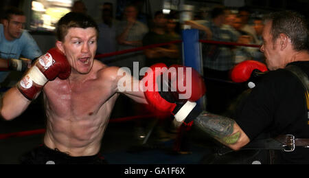 Ricky Hatton (links) mit Billy Graham während einer Trainingseinheit im Zuffa's Gym, Las Vegas, Nevada, USA. Stockfoto