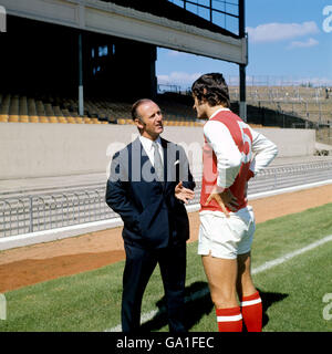 (L-R) Arsenal-Managerin Bertie Mee spricht mit seinem Kapitän Frank McLintock bei der Club-Fotozelle Stockfoto