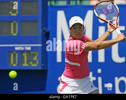 Die Belgierin Justine Henin gibt während der International Women's Open im Devonshire Park, Eastbourne, einen Aufschlag von Nicole Vaidisova aus der Tschechoslowakei zurück. Stockfoto