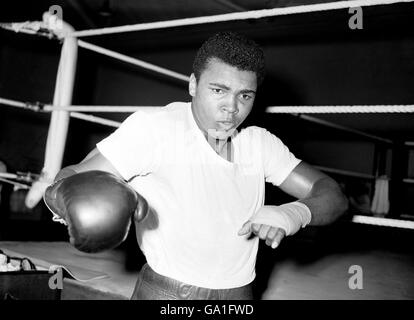 Boxing - Schwergewichts-Kampf - Cassius Clay V Henry Cooper - Clay Ausbildung bei White City Stockfoto