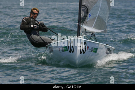 Das britische Olympic Sailing Team hofft, dass Ed Wright in seinem Finn-Klasse-Dingy in Cascais, Portugal, in Aktion ist, wo er an den ISAF World Sailing Championships teilnehmen wird. DRÜCKEN Sie VERBANDSFOTO. Bilddatum: Mittwoch, 20. Juni 2007. Ed Rennen in der gleichen Klasse wie Ben Ainslie, der derzeit am America's Cup-Wettbewerb beteiligt ist und daher nicht an den Weltmeisterschaften teilnehmen kann. Seine Abwesenheit gibt dem Team eine Auswahl Kopfschmerzen Entscheidung, wer nach Peking im nächsten Jahr, der dreimalige Olympiasieger oder der in-Form Wright zu schicken. Bildnachweis sollte lauten: Chris Ison/PA Wire. Stockfoto