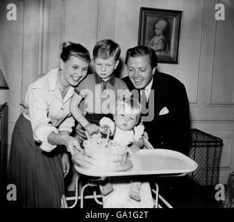 Jane Mary Attenborough mit einem Kuchen zu ihrem ersten Geburtstag. Im Familienhaus in Surrey sind ihre Eltern, der Schauspieler Richard Attenborough, seine Schauspielerin Sheila SIM und ihr Sohn Michael um sie versammelt. Stockfoto