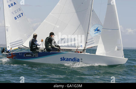 Das britische Olympic Sailing Team hat sich in der Star-Klasse Iain Percy (links) und Andrew 'Bart' Simpson in Cascais, Portugal, in Aktion gesetzt, wo sie kurz vor der ISAF World Sailing Championships stehen. Stockfoto