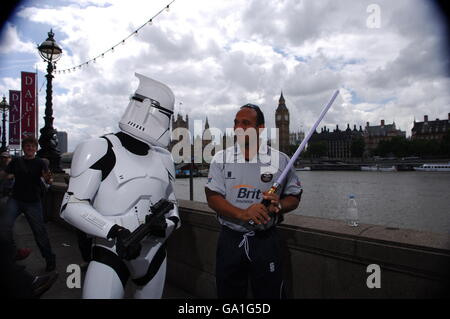 Cricket - Twenty20 Cup 2007 Vorschau - The London Eye. Mark Butcher von Surrey Brown Caps posiert mit einem Storm Trooper Stockfoto