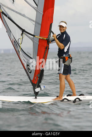 Das britische Olympic Sailing Team Hopeful Bryony Shaw an Bord ihres RS:X-Segelbretts in Cascais, Portugal, wo sie kurz vor der ISAF World Sailing Championships steht. Stockfoto