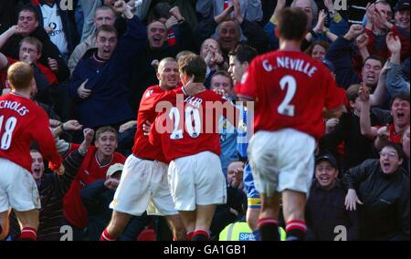 david Beckham von Manchester United gratuliert Ole Gunnar Solskjaer zu ihrem späten Ausgleich Stockfoto