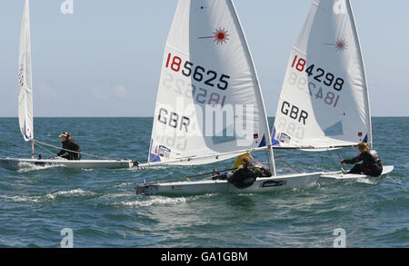 Das britische Olympic Sailing Team hat sich in der Laser Radial-Klasse (von links) mit Charlotte Dobson, Alison Young und Penny Clark in Cascais, Portugal, auf die ISAF World Sailing Championships gesetzt. Stockfoto